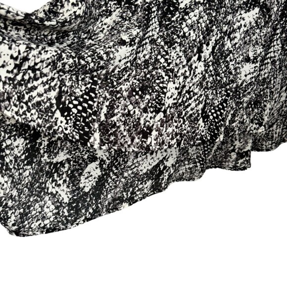 Susan Graver Women's Black & White Asymmetrical Hem Blouse Size M 100% Polyester - Picture 9 of 12